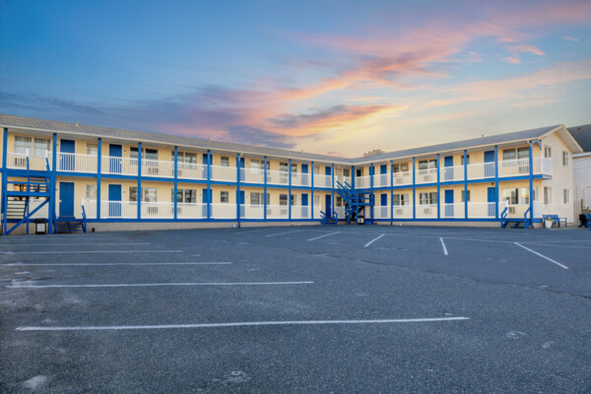 Ship Bottom NJ hotel with parking near Long Beach Island attractions | Drifting Sands LBI